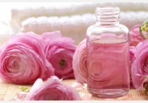 masque à l'eau de rose pour les yeux